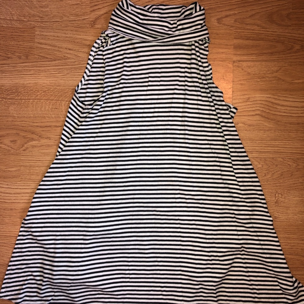 black and white no sleeved flowy turtleneck
